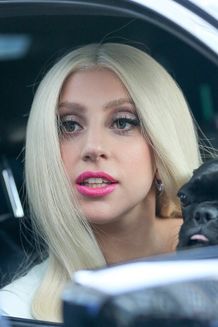 唇に注射器のようなものをあてている写真を投稿したレディー・ガガ