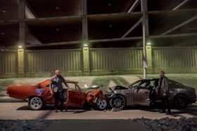 ドミニクと最強の敵デッカード・ショウがお互いの車をクラッシュさせ対峙している！