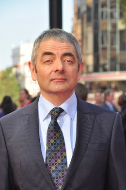 年下の彼女とのデートをパパラッチされたMr.ビーンことローワン・アトキンソン