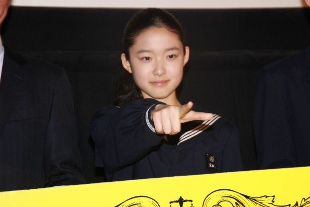 お決まりのポーズをする藤野涼子