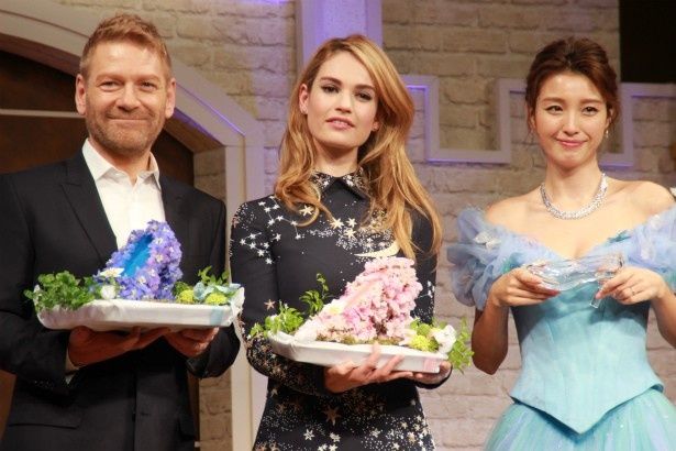 『シンデレラ』の会見に登壇したリリー・ジェームズ、ケネス・ブラナー監督、木下優樹菜