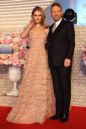 ケネス・ブラナー監督とリリー・ジェームズの全身ショット