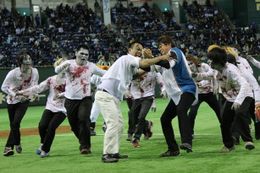 始球式は、まさかのデット・ボールで大乱闘に！