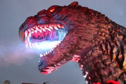 新宿でゴジラヘッドが火を噴く！