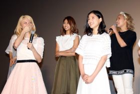 後輩からの告発に思わず赤面するE-girls・Ami(写真左)
