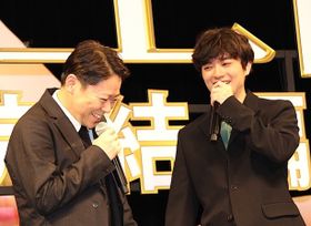 染谷将太と阿部サダヲが生で掛け合いを披露！