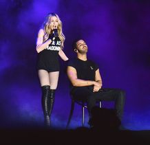 最初、ドレイクはマドンナが歌う様子を椅子に座って聞いていた