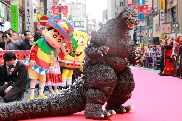 ゴジラを不思議そうに見つめるゴジラ