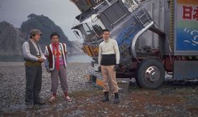 テレビ東京では、愛川欽也さん追悼特別企画として4月20日(月)に「トラック野郎　一番星北へ帰る」を放送する（写真左から愛川さん、せんだみつお、主演の菅原文太さん)