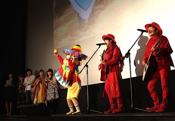 【写真を見る】ゆずがしんちゃんと一緒に主題歌を生披露！会場も大盛り上がり