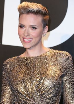 UKサイズ7(25.5cm)のスカーレット・ヨハンソン