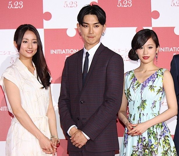 【写真を見る】前田敦子＆木村文、二人の美女に囲まれた松田翔太