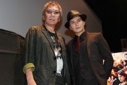 『極道大戦争』の三池崇史監督と主演の市原隼人