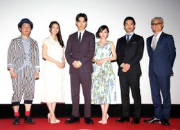 舞台あいさつに登壇したキャストと監督