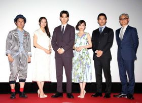 舞台あいさつに登壇したキャストと監督