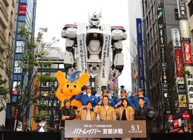実物大イングラムが新宿に登場！押井監督も「気分は最高！」とにっこり