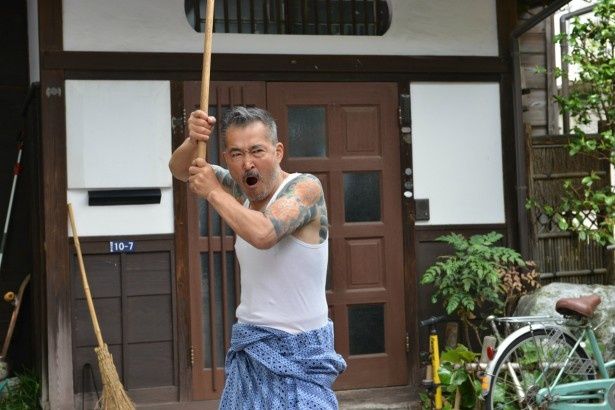 【写真を見る】タトゥーが入った龍三親分役の藤竜也