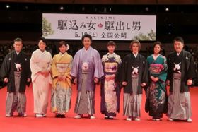 5月16日(土)公開の映画「駆込み女と駆出し男」のプレミア試写会に登壇した、(左から)橋本じゅん、神野三鈴、内山理名、大泉洋、戸田恵梨香、武田真治、陽月華、原田眞人監督