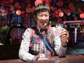 浅野忠信が演じるのは、超人的に鈍感な作家・凸川