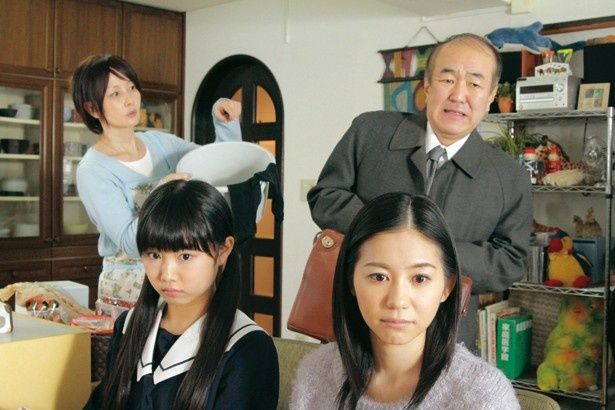 主人公の家族役に実の娘の関根麻里やYOUを抜擢するなど、異色のキャスティングにも注目！