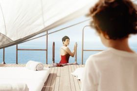 【写真を見る】菊地凛子演じる母・ナオミが、船上で水着姿を披露