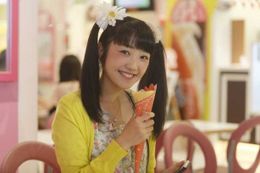 椎名ももが演じるのは確かにちょっと痛いビジュアルの女子高生の麻美