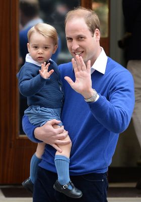 全身ブルーコーデで登場したジョージ王子