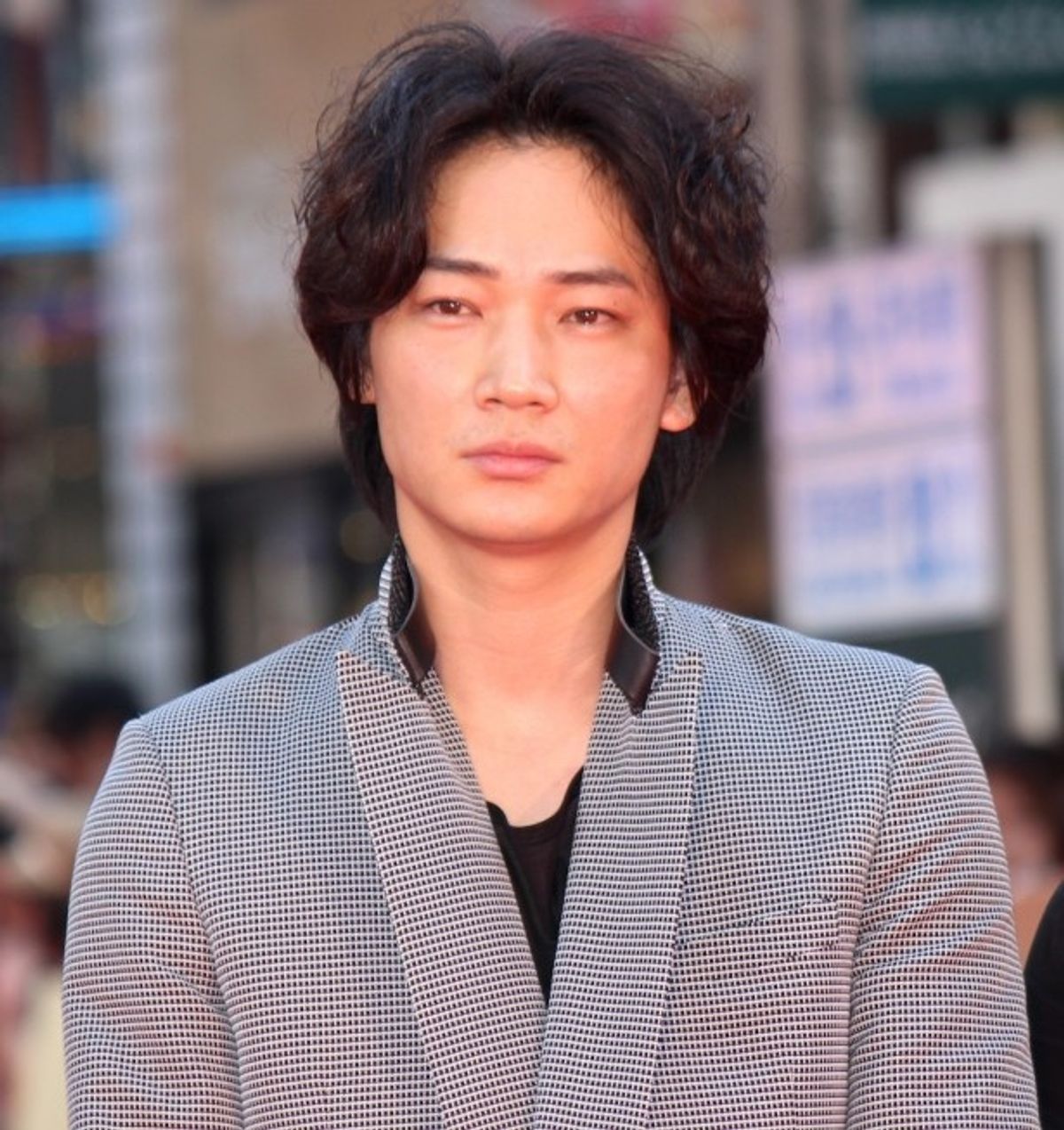 綾野剛が新宿・歌舞伎町を闊歩！2500人が熱狂｜最新の映画