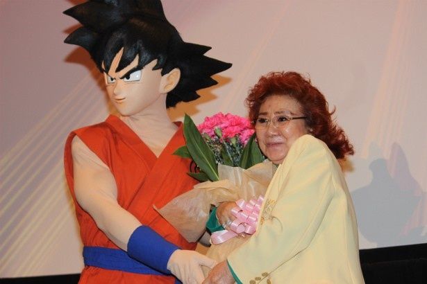 【写真を見る】悟空から花束を受け取り「泣きそう」と感激する野沢雅子