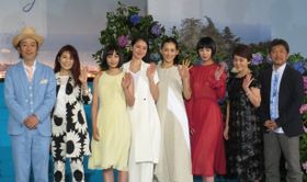 映画「海街diary」完成披露イベントに登壇した(左から)リリー・フランキー、風吹ジュン、広瀬すず、長澤まさみ、綾瀬はるか、夏帆、大竹しのぶ、是枝裕和監督
