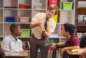 バナナを男性器に見立てて性教育に取り組むエド先生