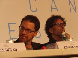 審査員長を務めるジョエル・コーエン(右)とイーサン・コーエン(左)