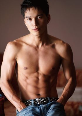 ストイックに鍛えられた腹筋が見事