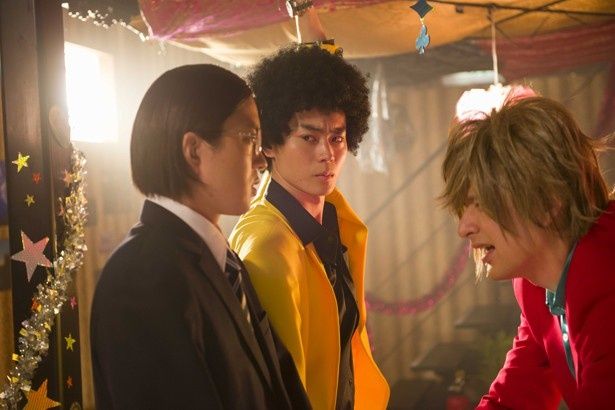 同僚のホストを演じた菅田将暉、若葉竜也らとおバカな掛け合いを披露する！