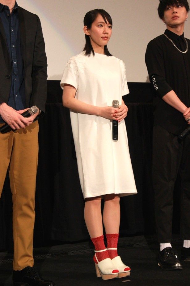 【写真を見る】福田雄一監督から「貞子みたい」と突っ込まれた吉岡里帆のワンピース