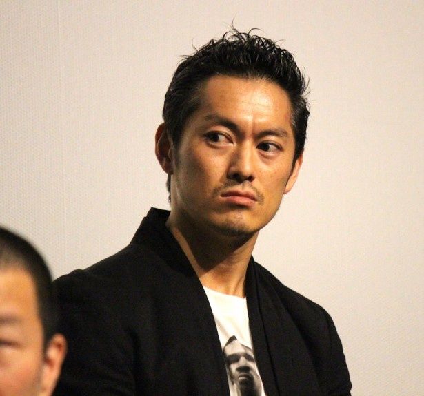 作田役を演じる般若