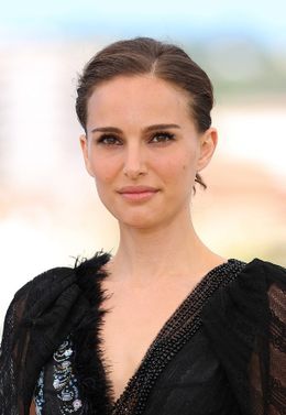 珍しくシースルーのセクシーなドレスで登場したナタリー・ポートマン