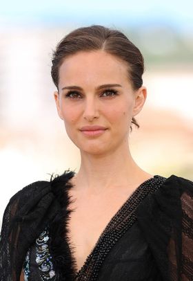 珍しくシースルーのセクシーなドレスで登場したナタリー・ポートマン