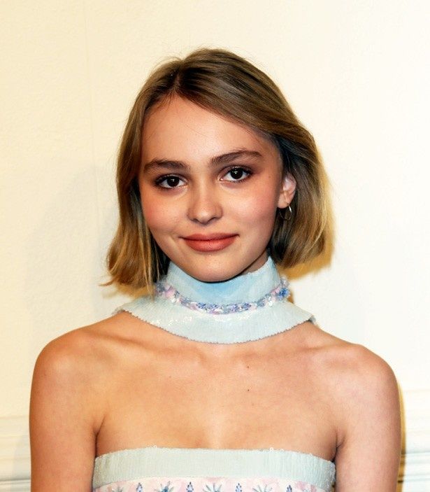 ナタリーと姉妹役で共演するジョニー・デップの娘、リリー・ローズ