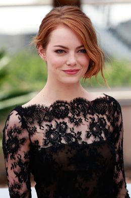 パンツ丸見えの危機に見舞われたエマ・ストーン