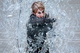 シャイリーン・ウッドリー扮する異端者(ダイバージェント)として生まれたヒロイン、トリス