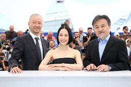 第68回カンヌ国際映画祭に登場した『岸辺の旅』の黒沢清監督、浅野忠信、深津絵里