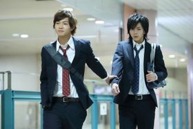 手つなぎデートも登場！次第に互いを意識し始めていく(『セブンデイズ　MONDAY→THURSDAY』)