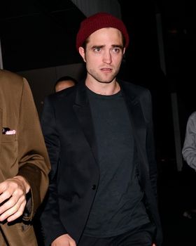 女性の友人にかばってもらったロバート・パティンソン