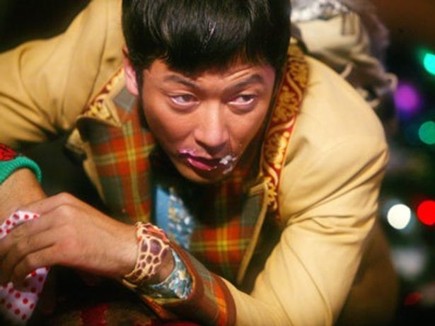 浅野が演じるのは、殺しても死なない超鈍感人間・凸川