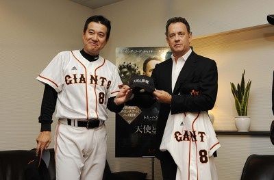 原監督は、自身の背番号「88」のユニフォームとキャップを、トム・ハンクスは『天使と悪魔』のキャップをお互いにプレゼント
