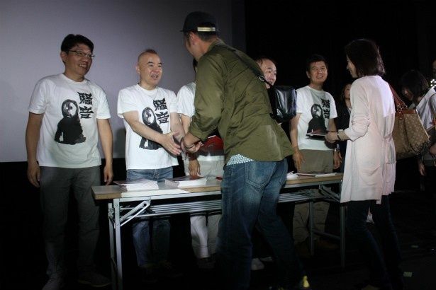 温水洋一らキャストと共に登壇