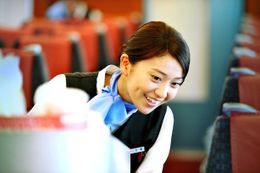 大島は、特急ロマンスカーの売上トップの車内販売員・北條鉢子を演じる