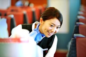 大島は、特急ロマンスカーの売上トップの車内販売員・北條鉢子を演じる