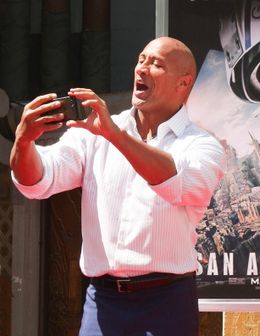 ザ・ロックことドウェイン・ジョンソンがさわやかな笑顔で自撮りしまくり！